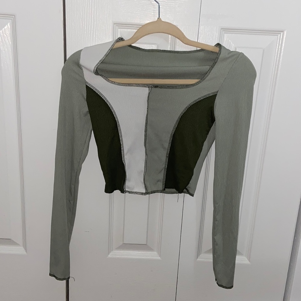 Long sleeve block colored crop top
